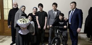 Заместители мэра Махачкалы исполнили новогодние мечты детей в рамках «Ёлки желаний»