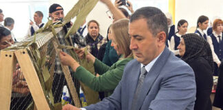 Школе подарили станки для плетения сетей