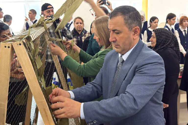 Школе подарили станки для плетения сетей