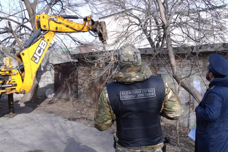 Суд обязал снести 14 незаконных гаражей