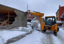 Незаконные конструкции на муниципальной земле демонтируют