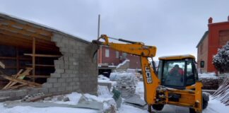 Незаконные конструкции на муниципальной земле демонтируют