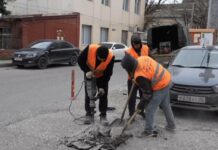 В Махачкале ведутся работы по ремонту дорожного покрытия