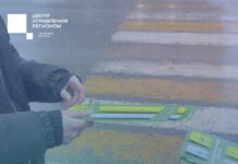 В Махачкале пешеходам раздали светоотражающие браслеты