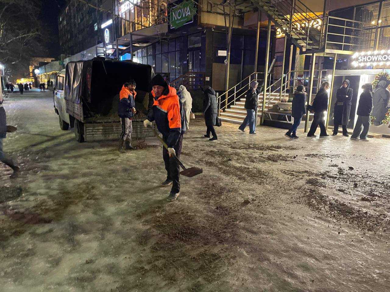 В Махачкале обработали тротуары на проспекте Гамзатова