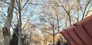 В Махачкале продолжается плановая борьба с гололедом на улицах города