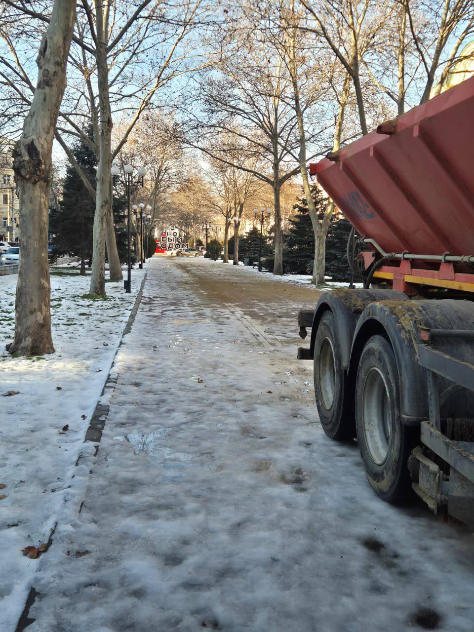 В Махачкале продолжается плановая борьба с гололедом на улицах города