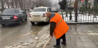 Коммунальные службы Махачкалы работают в усиленном режиме для ликвидации последствий снегопада