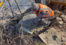 В Махачкале продолжаются работы по обновлению канализационных люков