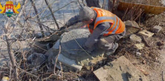 В Махачкале продолжаются работы по обновлению канализационных люков