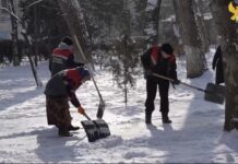 В Махачкале усилили борьбу с гололедом: коммунальные службы работают круглосуточно