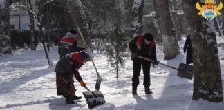 В Махачкале усилили борьбу с гололедом: коммунальные службы работают круглосуточно