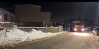 В Махачкале продолжается работа по очистке дорог от снега и гололеда.