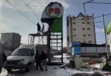 В Махачкале на проспекте Акушинского сносят незаконную конструкцию