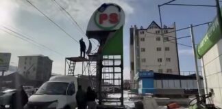 В Махачкале на проспекте Акушинского сносят незаконную конструкцию