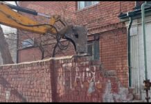 По обращениям горожан в Махачкале демонтировали незаконный забор