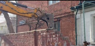 По обращениям горожан в Махачкале демонтировали незаконный забор