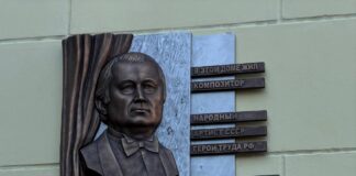 В Махачкале открыли мемориальную плиту композитору Мураду Кажлаеву