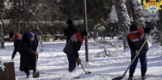 Коммунальщики Махачкалы продолжают работу по борьбе с гололедом