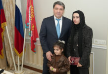 Джамбулат Салавов передал награды родственникам военнослужащих