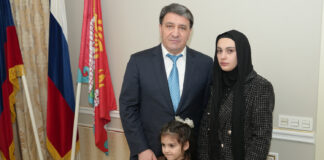 Джамбулат Салавов передал награды родственникам военнослужащих