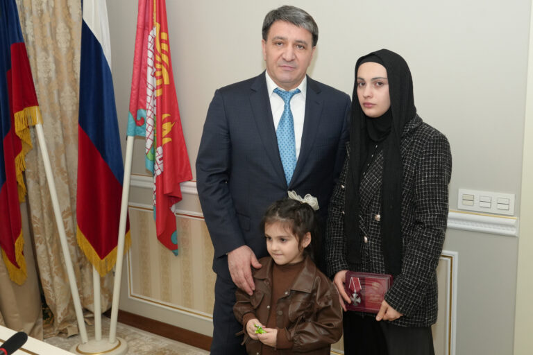 Джамбулат Салавов передал награды родственникам военнослужащих