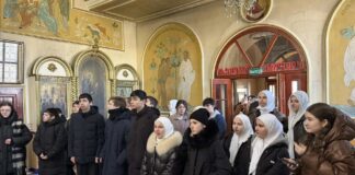 Школьники Махачкалы посетили Джума‑мечеть и Свято‑Успенский собор