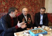 Джамбулат Салавов поздравил ветерана ВОВ Юрия Петрухина с Днем защитника Отечества