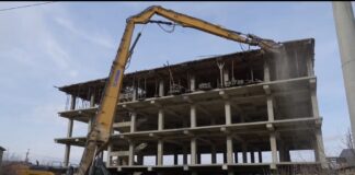 В Махачкале снесли незаконный многоквартирный дом