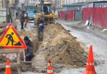 В Махачкале на улице Каримова идет замена аварийного участка трубопровода