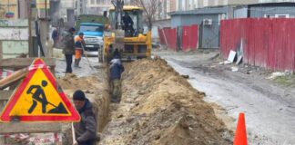 В Махачкале на улице Каримова идет замена аварийного участка трубопровода