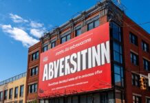 С 1 марта 2026 года в России ужесточаются правила оформления вывесок и рекламы