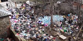 Жительница Махачкалы превратила двор своего частного дома в стихийную свалку