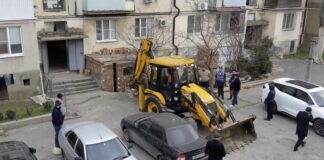 В Махачкале снесли незаконную пристройку к многоквартирному дому
