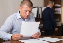 Громкий смех, неопрятный вид и курение