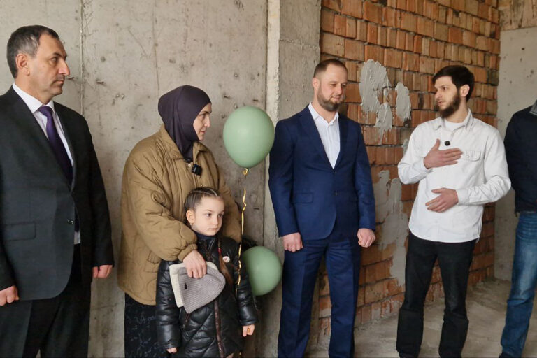 Многодетная семья получила в подарок 3-комнатную квартиру