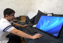 По поручению главы города семье участника СВО передали компьютер для обучения