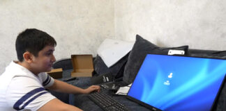 По поручению главы города семье участника СВО передали компьютер для обучения