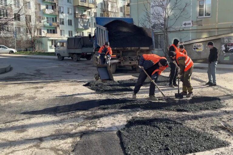 В Махачкале за день уложили 39 тонн асфальта