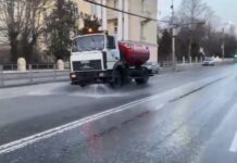 В мойке дорог и тротуаров задействована спецтехника