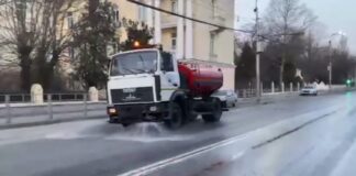 В мойке дорог и тротуаров задействована спецтехника