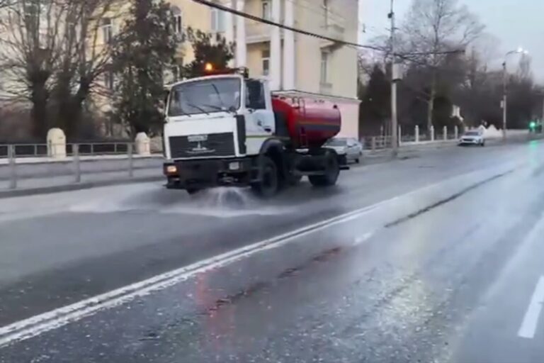 В мойке дорог и тротуаров задействована спецтехника