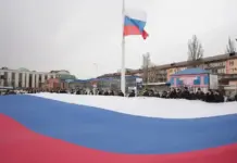 В Махачкале отметили 12-ю годовщину воссоединения Крыма с Россией патриотическим флешмобом