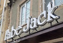 Более 16 нелегальных вывесок демонтировали в Махачкале