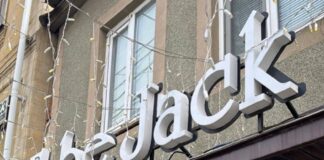 Более 16 нелегальных вывесок демонтировали в Махачкале