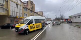 В Махачкале Центр организации дорожного движения помогает эвакуировать автомобили из зоны подтопления