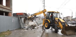 В Махачкале продолжается демонтаж незаконных торговых точек