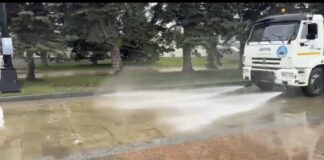 Центральную площадь Махачкалы привели в порядок с помощью спецтехники