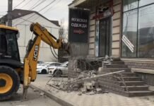 В Махачкале на проспекте Акушинского демонтируют незаконные пристройки