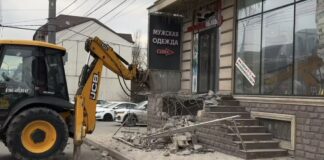 В Махачкале на проспекте Акушинского демонтируют незаконные пристройки